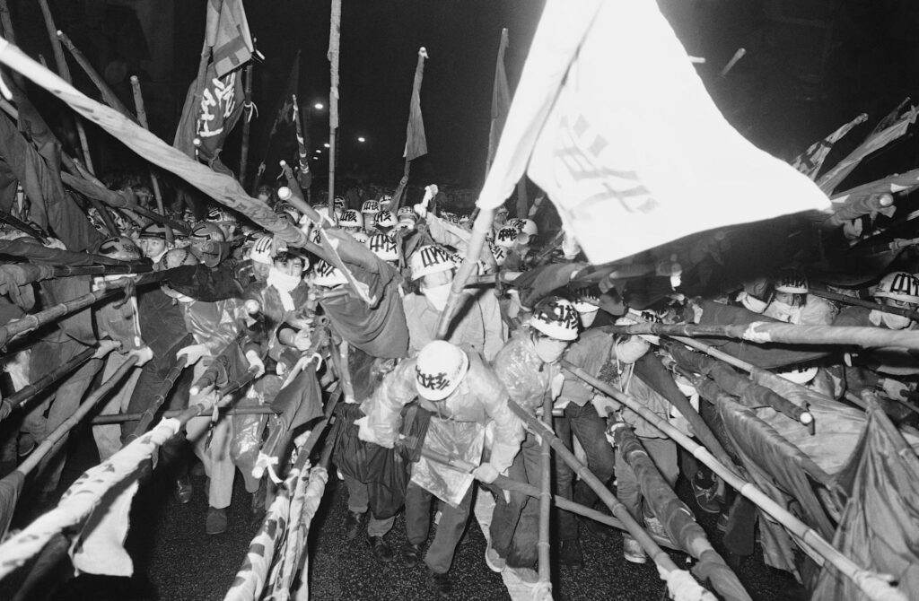 Manifestación de estudiantes Zengakuren en Tokio, 30 de septiembre de 1971. (Foto AP)