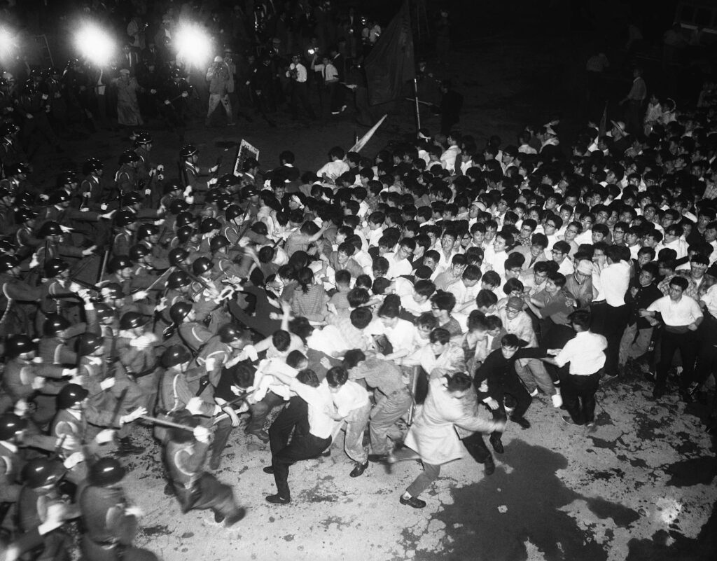 Zengakuren se enfrenta a la policía ante el edificio de la Dieta (Parlamento) en Tokio, el 15 de junio de 1960 (Imagen: AP)